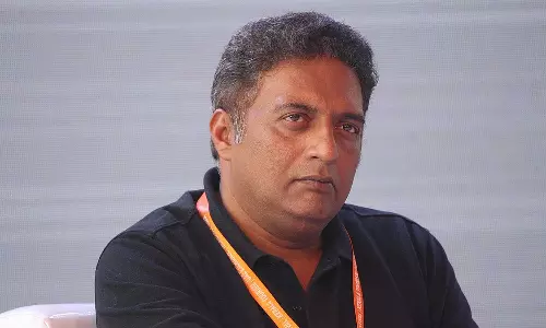 മാപ്പ് കൊണ്ടു തീരില്ല, കർഷകരുടെ മരണത്തിന്റെ ഉത്തരവാദിത്വം ഏറ്റെടുക്കണം: പ്രകാശ് രാജ് മാപ്പ് കൊണ്ടു തീരില്ല, കർഷകരുടെ മരണത്തിന്റെ ഉത്തരവാദിത്വം ഏറ്റെടുക്കണം: പ്രകാശ് രാജ്