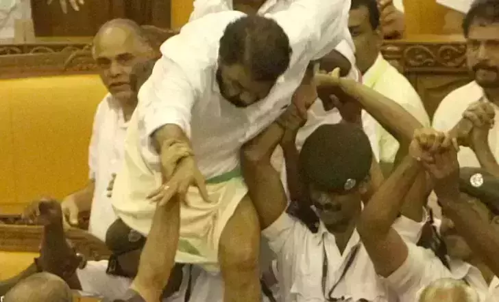 നിയമസഭാ കയ്യാങ്കളിക്കേസ്: മന്ത്രി ശിവൻകുട്ടി അടക്കമുള്ളവർ പുനഃപരിശോധനാ ഹരജിയുമായി ഹൈകോടതിയിൽ നിയമസഭാ കയ്യാങ്കളിക്കേസ്: മന്ത്രി ശിവൻകുട്ടി അടക്കമുള്ളവർ പുനഃപരിശോധനാ ഹരജിയുമായി ഹൈകോടതിയിൽ