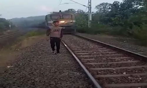 സോഷ്യൽ മീഡിയയിൽ പോസ്റ്റ് ചെയ്യാൻ റെയിൽവേ ട്രാക്കിൽ നിന്ന് വീഡിയോ ചിത്രീകരണം; ട്രെയിൻ ഇടിച്ച് യുവാവിന് ദാരുണാന്ത്യം