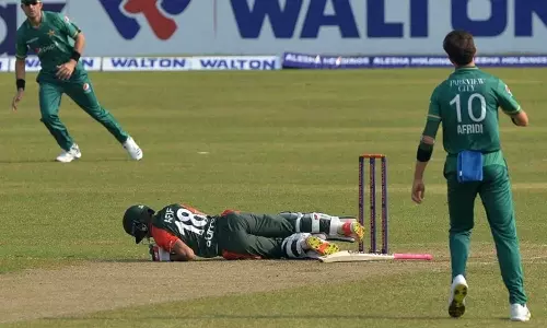 രോഷ പ്രകടനം കളത്തിൽ വേണ്ട, ബാറ്ററെ എറിഞ്ഞു വീഴ്ത്തിയ അഫ്രീദിക്ക് പിഴ രോഷ പ്രകടനം കളത്തിൽ വേണ്ട, ബാറ്ററെ എറിഞ്ഞു വീഴ്ത്തിയ അഫ്രീദിക്ക് പിഴ