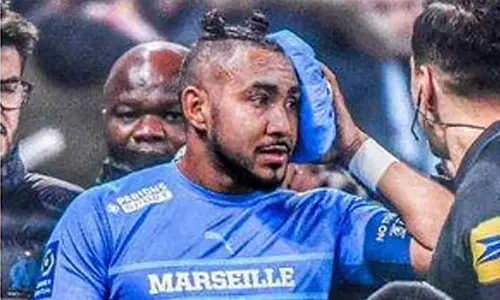 ഇവർ എന്താണ് ഇങ്ങനെ ? മാഴ്സ ക്യാപ്റ്റനെ എറിഞ്ഞു വീഴ്ത്തി ലിയോൺ ആരാധകർ ഇവർ എന്താണ് ഇങ്ങനെ ? മാഴ്സ ക്യാപ്റ്റനെ എറിഞ്ഞു വീഴ്ത്തി ലിയോൺ ആരാധകർ