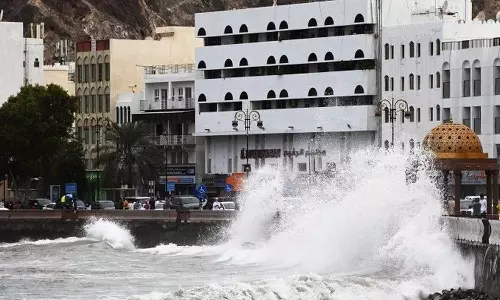 ഒമാനിൽ ഷെഹീൻ ചുഴലിക്കാറ്റിൽ പാസ്പോർട്ട് നഷ്ടപ്പെട്ടവർ ഫോം പൂരിപ്പിച്ച് നൽകി തുടങ്ങി ഒമാനിൽ ഷെഹീൻ ചുഴലിക്കാറ്റിൽ പാസ്പോർട്ട് നഷ്ടപ്പെട്ടവർ ഫോം പൂരിപ്പിച്ച് നൽകി തുടങ്ങി