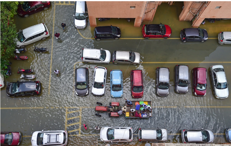 ഒഴുകി നടക്കുന്ന കാറുകള്‍, വെള്ളക്കെട്ടിലായ റോഡുകള്‍; പെരുമഴയില്‍ മുങ്ങി ബംഗളൂരു