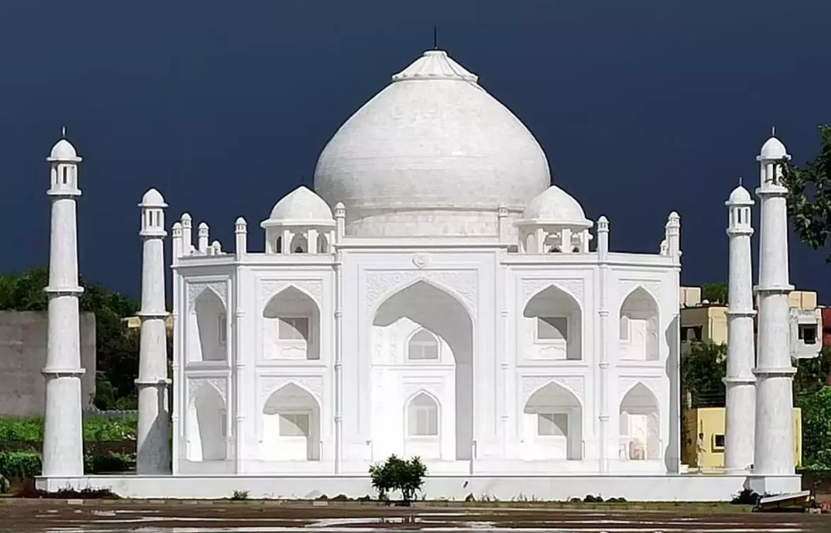 29 അടി ഉയരത്തിൽ മറ്റൊരു താജ്മഹൽ! ഭാര്യയ്ക്കായി പ്രണയഭവനം സമ്മാനിച്ച് ഞെട്ടിച്ച് ഭർത്താവ് 29 അടി ഉയരത്തിൽ മറ്റൊരു താജ്മഹൽ! ഭാര്യയ്ക്കായി പ്രണയഭവനം സമ്മാനിച്ച് ഞെട്ടിച്ച് ഭർത്താവ്