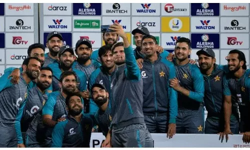 പരമ്പര തൂത്തുവാരിയിട്ടും പാകിസ്താന് ട്രോഫി കൊടുക്കാതെ ബംഗ്ലാദേശ്