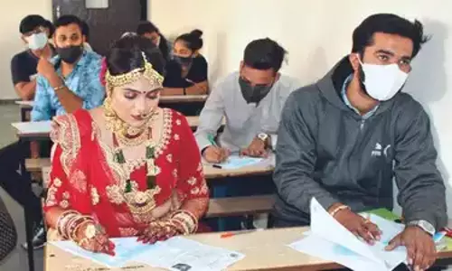 ആദ്യം പരീക്ഷ, പിന്നെ മതി കല്ല്യാണം; പരീക്ഷയെഴുതാനെത്തിയ വധുവിന്‍റെ ദൃശ്യങ്ങൾ വൈറൽ