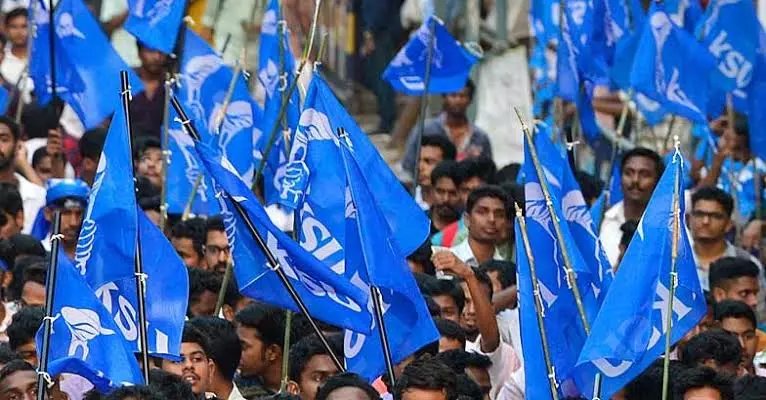 കണ്ണൂർ സർവകലാശാല വി.സിയുടെ പുനർനിയമനം; കെ.എസ്.യു കോടതിയിലേക്ക് കണ്ണൂർ സർവകലാശാല വി.സിയുടെ പുനർനിയമനം; കെ.എസ്.യു കോടതിയിലേക്ക്