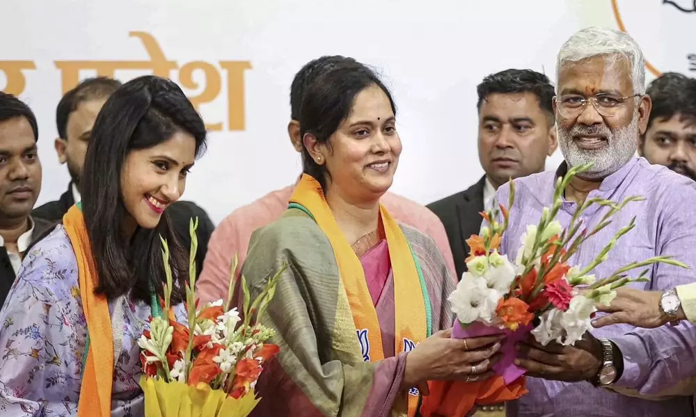 യു.പിയിൽ വിമത കോൺഗ്രസ് എം.എൽ.എ ബി.ജെ.പിയിൽ യു.പിയിൽ വിമത കോൺഗ്രസ് എം.എൽ.എ ബി.ജെ.പിയിൽ