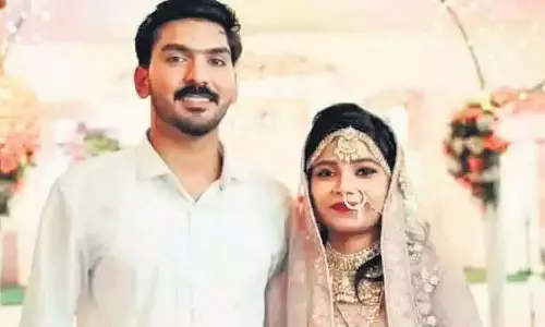 മോഫിയയുടെ മരണം, ഡിവൈഎസ്പി റിപ്പോർട്ട് കൈമാറി; സിഐക്കെതിരെ കോൺഗ്രസ് പ്രതിഷേധം മോഫിയയുടെ മരണം, ഡിവൈഎസ്പി റിപ്പോർട്ട് കൈമാറി; സിഐക്കെതിരെ കോൺഗ്രസ് പ്രതിഷേധം