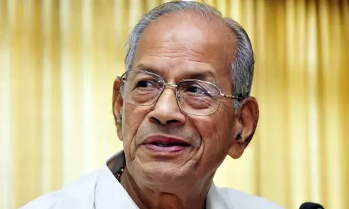 സിൽവർ ലൈൻ പദ്ധതി വിഡ്ഢിത്തം; കേരളത്തെ വിഭജിക്കുന്ന ചൈനാ മതിലെന്ന് ഇ. ശ്രീധരൻ സിൽവർ ലൈൻ പദ്ധതി വിഡ്ഢിത്തം; കേരളത്തെ വിഭജിക്കുന്ന ചൈനാ മതിലെന്ന് ഇ. ശ്രീധരൻ