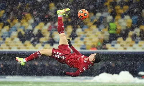 മഞ്ഞു വീഴുന്ന മൈതാനത്തെ മായാജാലം; ബയേൺ മ്യൂണിക്ക് താരം ലെവൻഡോസ്‌കിയുടെ ബൈസിക്കിൾ കിക്ക്