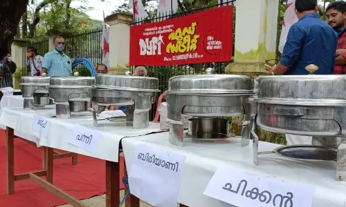 ബീഫും പന്നിയിറച്ചിയും വിളമ്പി ഡിവൈഎഫ്ഐയുടെ ഫുഡ് സ്ട്രീറ്റ്