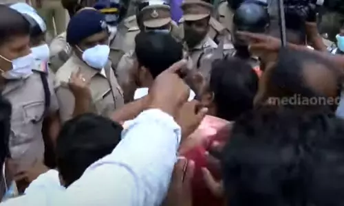 നീയൊക്കെ യൂണിഫോം ഇടുന്നതിന് മുമ്പ് സമരം ചെയ്ത് തുടങ്ങിയതാണ്; ശിശുക്ഷേമ സമിതി ഓഫീസിന് മുമ്പിൽ പൊലീസ്-യൂത്ത് കോൺഗ്രസ് സംഘർഷം