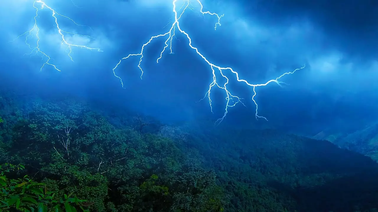 മൂന്നാറിൽ വിനോദസഞ്ചാരി ഇടിമിന്നലേറ്റ് മരിച്ചു