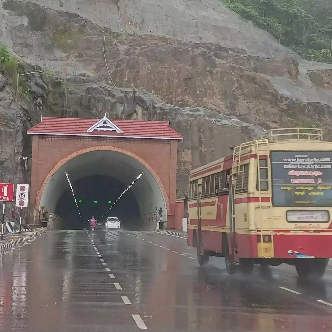 നിർമാണ പ്രവർത്തനങ്ങളുടെ ഭാഗമായി കുതിരാൻ തുരങ്കത്തിൽ ഇന്ന് മുതൽ ഗതാഗത പരിഷ്കരണം നിർമാണ പ്രവർത്തനങ്ങളുടെ ഭാഗമായി കുതിരാൻ തുരങ്കത്തിൽ ഇന്ന് മുതൽ ഗതാഗത പരിഷ്കരണം