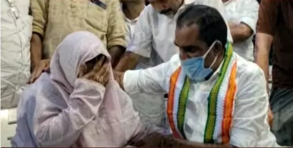 എനിക്കൊന്നും ചെയ്യാന് പറ്റിയില്ലാ: പൊട്ടിക്കരഞ്ഞ് മോഫിയയുടെ മാതാവ് എനിക്കൊന്നും ചെയ്യാന് പറ്റിയില്ലാ: പൊട്ടിക്കരഞ്ഞ് മോഫിയയുടെ മാതാവ്