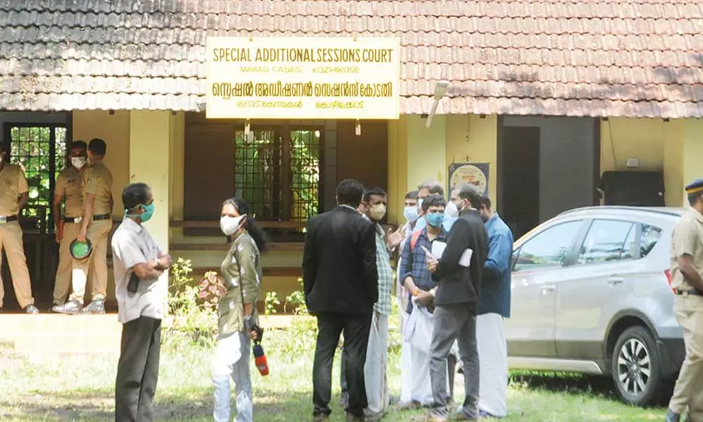 വെറുതെ വിട്ടില്ലെങ്കിൽ വീട്ടിൽ കിടന്നുറങ്ങാൻ അനുവദിക്കില്ല; മാറാട് കോടതി ജഡ്ജിക്ക് ഭീഷണി വെറുതെ വിട്ടില്ലെങ്കിൽ വീട്ടിൽ കിടന്നുറങ്ങാൻ അനുവദിക്കില്ല; മാറാട് കോടതി ജഡ്ജിക്ക് ഭീഷണി