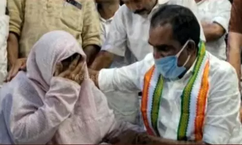 എനിക്കൊന്നും ചെയ്യാന് പറ്റിയില്ലാ: പൊട്ടിക്കരഞ്ഞ് മോഫിയയുടെ മാതാവ് എനിക്കൊന്നും ചെയ്യാന് പറ്റിയില്ലാ: പൊട്ടിക്കരഞ്ഞ് മോഫിയയുടെ മാതാവ്