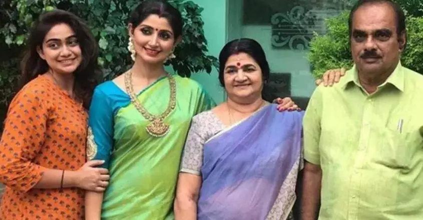 നടി ദിവ്യ ഉണ്ണിയുടെ അച്ഛൻ അന്തരിച്ചു