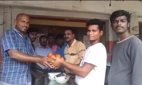 ഒരു കിലോ തക്കാളിയുമായി വന്നാൽ ചിക്കൻ ബിരിയാണി സൗജന്യം; ഓഫറുമായി ഹോട്ടൽ