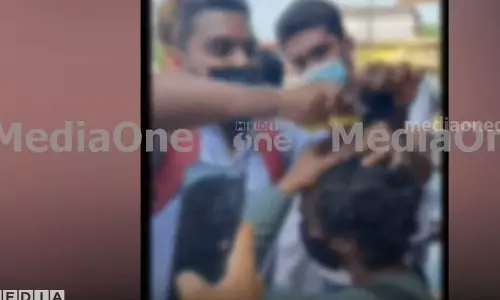 റാഗിംഗ്;കാസർകോട് പ്ലസ് വൺ വിദ്യാർഥിയുടെ മുടി സീനിയർ വിദ്യാർഥികൾ മുറിച്ചു റാഗിംഗ്;കാസർകോട് പ്ലസ് വൺ വിദ്യാർഥിയുടെ മുടി സീനിയർ വിദ്യാർഥികൾ മുറിച്ചു