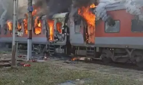 മധ്യപ്രദേശിലെ മൊറേന ജില്ലയിൽ ട്രെയിനിന് തീപിടിച്ചു മധ്യപ്രദേശിലെ മൊറേന ജില്ലയിൽ ട്രെയിനിന് തീപിടിച്ചു