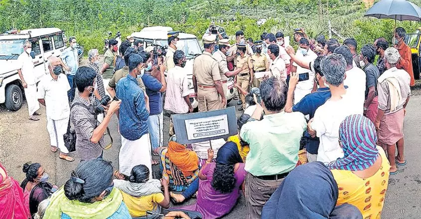 ഹാരിസണെതിരെ സമരം: കുടുംബങ്ങൾക്ക് ആറ്റുപുറമ്പോക്കിൽ തന്നെ വീട് നിർമിച്ച് നൽകാൻ സാധിക്കില്ലെന്ന് കലക്ടർ