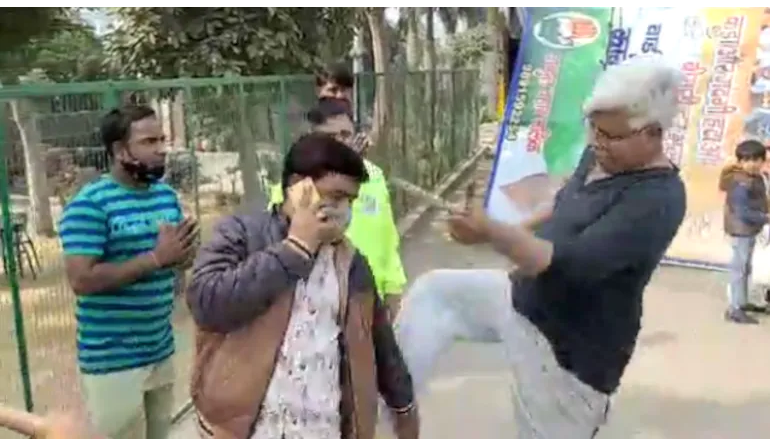 ഹോര്‍ഡിംഗുകള്‍ നീക്കം ചെയ്തു; മുന്‍സിപ്പല്‍ ജീവനക്കാര്‍ക്ക് നേരെ കോണ്‍ഗ്രസ് നേതാവിന്‍റെ ചൂരല്‍ പ്രയോഗം