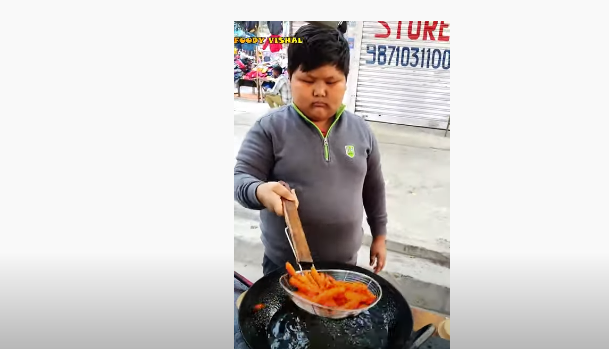 തെരുവ് കച്ചവടക്കാരനായ 13കാരന്‍ തയ്യാറാക്കുന്ന ചില്ലി പൊട്ടറ്റോ; വീഡിയോ കണ്ടത് 5 മില്യണിലധികം പേര്‍