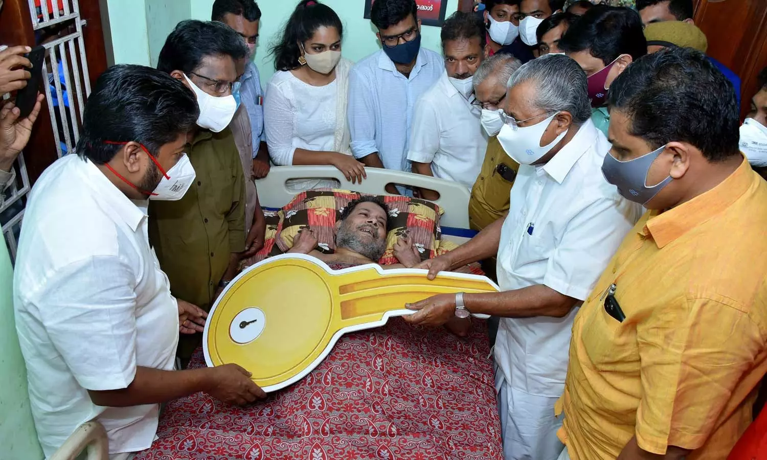 പുഷ്പന് ഡിവൈഎഫ്‌ഐ യുടെ സ്‌നേഹ വീട്; മുഖ്യമന്ത്രി താക്കോൽ കൈമാറി