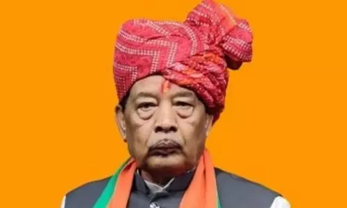 മേല്ജാതിക്കാരായ സ്ത്രീകളെ വീട്ടില് നിന്ന് വലിച്ചിറക്കി പണിയെടുപ്പിക്കണമെന്ന് മധ്യപ്രദേശ് മന്ത്രി; പ്രതിഷേധം, കോലം കത്തിച്ച് കര്ണിസേന മേല്ജാതിക്കാരായ സ്ത്രീകളെ വീട്ടില് നിന്ന് വലിച്ചിറക്കി പണിയെടുപ്പിക്കണമെന്ന് മധ്യപ്രദേശ് മന്ത്രി; പ്രതിഷേധം, കോലം കത്തിച്ച് കര്ണിസേന