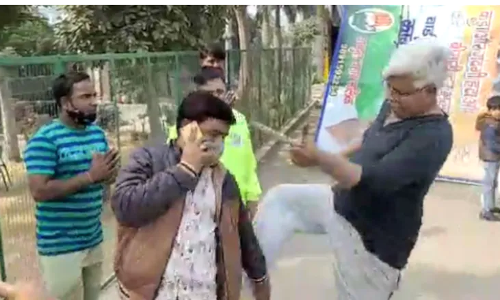 ഹോര്‍ഡിംഗുകള്‍ നീക്കം ചെയ്തു; മുന്‍സിപ്പല്‍ ജീവനക്കാര്‍ക്ക് നേരെ കോണ്‍ഗ്രസ് നേതാവിന്‍റെ ചൂരല്‍ പ്രയോഗം