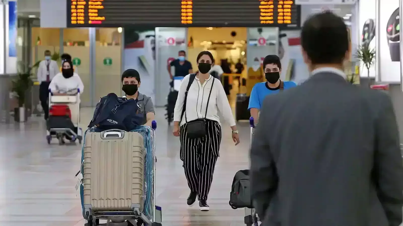 കൊറോണ വൈറസിന്റെ പുതിയ വകഭേദം: പ്രവാസികൾ ആശങ്കയിൽ കൊറോണ വൈറസിന്റെ പുതിയ വകഭേദം: പ്രവാസികൾ ആശങ്കയിൽ