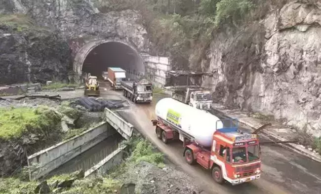 കുതിരാനിൽ ഗതാഗത നിയന്ത്രണം; വൈകിട്ട് നാലു മുതൽ എട്ടുവരെ വലിയ വാഹനങ്ങൾ വിടില്ല കുതിരാനിൽ ഗതാഗത നിയന്ത്രണം; വൈകിട്ട് നാലു മുതൽ എട്ടുവരെ വലിയ വാഹനങ്ങൾ വിടില്ല