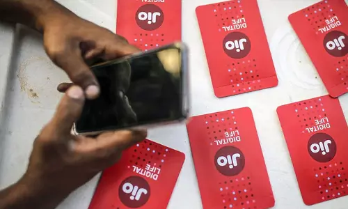 എയർടെല്ലിനും ഐഡിയക്കും പിന്നാലെ ജിയോയും മൊബൈൽ നിരക്ക് വർധിപ്പിക്കുന്നു