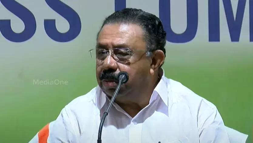 മുന്നണി യോഗം ബഹിഷ്‌കരിച്ച് ഉമ്മൻ ചാണ്ടിയും രമേശ് ചെന്നിത്തലയും; കാരണമറിയില്ലെന്ന് എം.എം ഹസൻ