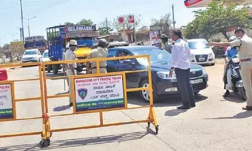 കാസര്കോട്-കർണാടക അതിര്ത്തികളിൽ ഇന്നു മുതല് കര്ശന നിയന്ത്രണം; ആശുപത്രി ആവശ്യങ്ങള്ക്കും വിദ്യാര്ഥികള്ക്കും ഇളവ് കാസര്കോട്-കർണാടക അതിര്ത്തികളിൽ ഇന്നു മുതല് കര്ശന നിയന്ത്രണം; ആശുപത്രി ആവശ്യങ്ങള്ക്കും വിദ്യാര്ഥികള്ക്കും ഇളവ്