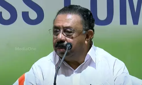 മുന്നണി യോഗം ബഹിഷ്‌കരിച്ച് ഉമ്മൻ ചാണ്ടിയും രമേശ് ചെന്നിത്തലയും; കാരണമറിയില്ലെന്ന് എം.എം ഹസൻ