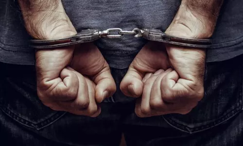 മകളെ ശല്യം ചെയ്തത് ചോദ്യം ചെയ്ത പിതാവിന് കുത്തേറ്റ സംഭവം; ഒരാള് പിടിയില് മകളെ ശല്യം ചെയ്തത് ചോദ്യം ചെയ്ത പിതാവിന് കുത്തേറ്റ സംഭവം; ഒരാള് പിടിയില്