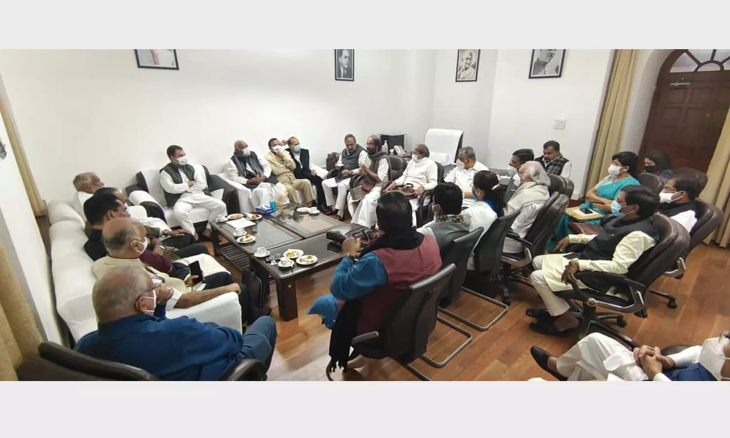 സസ്പെൻഡ് ചെയ്യപ്പെട്ട എംപിമാർ പാർലമെന്റിലെ ഗാന്ധിപ്രതിമക്ക് മുന്നിൽ സത്യഗ്രഹമിരിക്കും സസ്പെൻഡ് ചെയ്യപ്പെട്ട എംപിമാർ പാർലമെന്റിലെ ഗാന്ധിപ്രതിമക്ക് മുന്നിൽ സത്യഗ്രഹമിരിക്കും