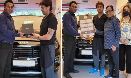 പാട്ടിന് പുതിയ കൂട്ട്; കിയ കാർണിവൽ സ്വന്തമാക്കി ഗായകൻ  സോനു നിഗം