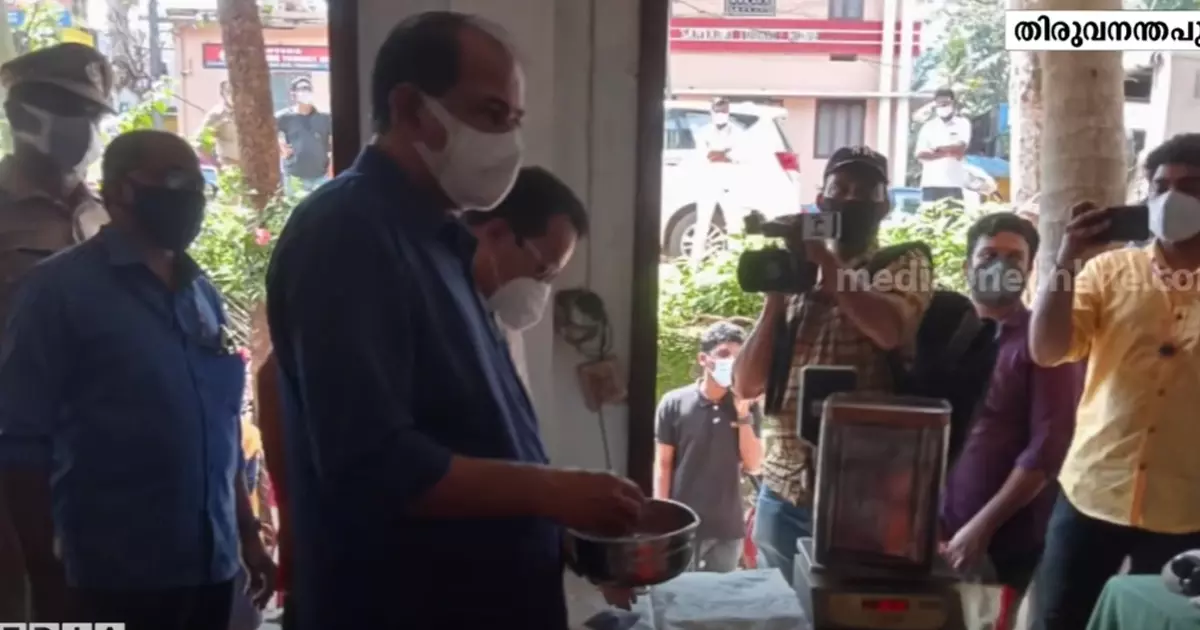 റേഷന്‍ കടയില്‍ ഭക്ഷ്യമന്ത്രിയുടെ മിന്നല്‍ റെയ്ഡ്; മാന്യമായി പെരുമാറാന്‍ മന്ത്രിയുടെ താക്കീത്