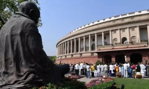 സസ്പെന്‍ഷനിലായ എം.പിമാര്‍ ഇന്നു പാര്‍ലമെന്‍റിനു മുന്നില്‍ സത്യാഗ്രഹമിരിക്കും