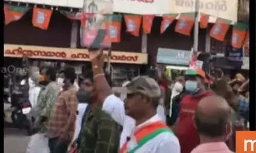 പള്ളികളൊന്നും കാണില്ല; ബാങ്ക് വിളിയും കേൾക്കില്ല.. ജയ് ബോലോ ജയ് ജയ് ബോലോ തലശ്ശേരിയിൽ ബിജെപി റാലിക്കിടെ വിദ്വേഷ മുദ്രാവാക്യം