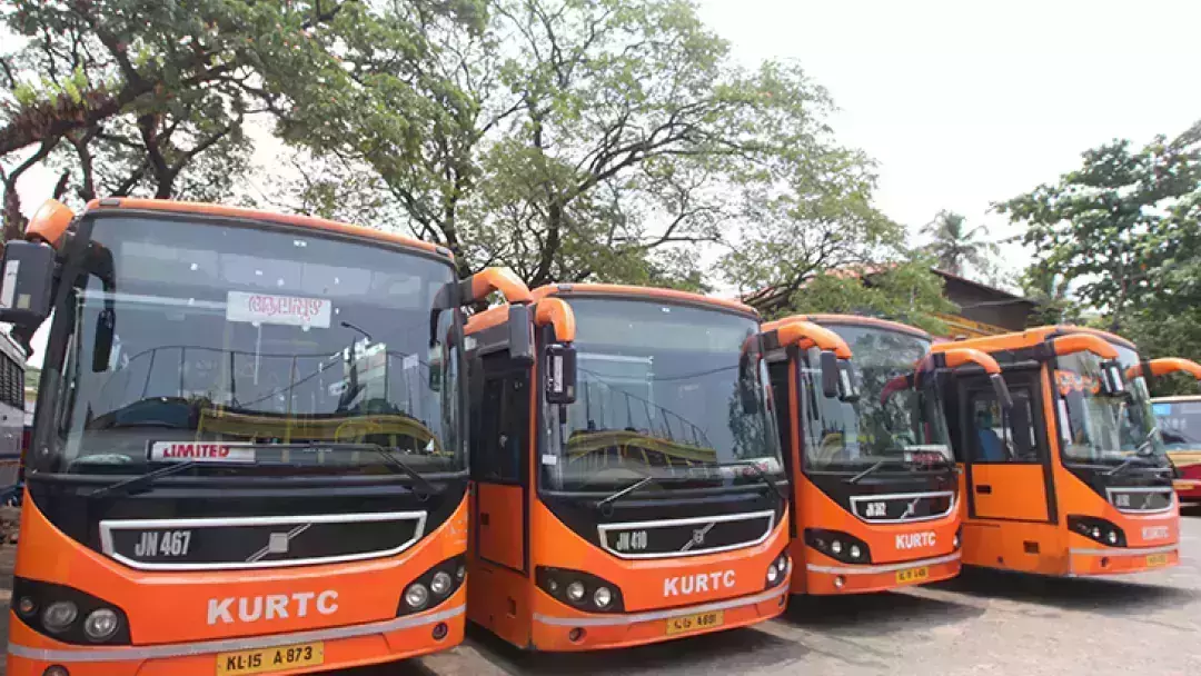 കട്ടപ്പുറത്തായ കെ.എസ്.ആർ.ടി.സി ബസുകൾക്ക് ചിതയൊരുക്കി യൂത്ത് കോൺഗ്രസിന്റെ പ്രതീകാത്മക സമരം കട്ടപ്പുറത്തായ കെ.എസ്.ആർ.ടി.സി ബസുകൾക്ക് ചിതയൊരുക്കി യൂത്ത് കോൺഗ്രസിന്റെ പ്രതീകാത്മക സമരം