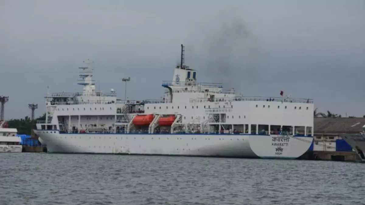 ഭക്ഷണമില്ല; തീപ്പിടിത്തമുണ്ടായ എംവി കവരത്തി കപ്പലിലെ യാത്രക്കാർ ദുരിതത്തിൽ