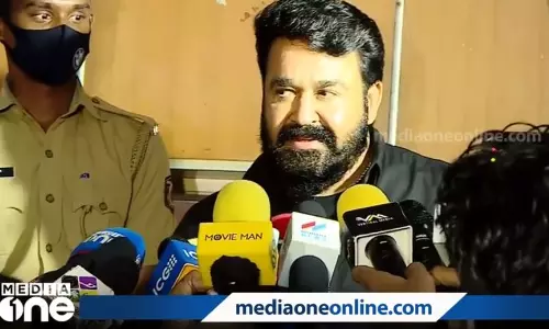 മരക്കാര്‍ തിയറ്ററില്‍ കാണേണ്ട സിനിമ: ആരാധകര്‍ക്കൊപ്പം സിനിമ കണ്ട് മോഹന്‍ലാല്‍