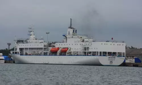 ഭക്ഷണമില്ല; തീപ്പിടിത്തമുണ്ടായ എംവി കവരത്തി കപ്പലിലെ യാത്രക്കാർ ദുരിതത്തിൽ