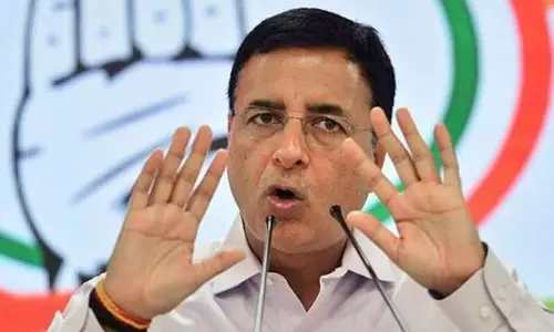 ആർ.എസ്.എസിന് എതിരെയാണ് കോൺഗ്രസിന്റെ പോരാട്ടം, മോദിയോട് പോരാടുന്നതായി മമത അഭിനയിക്കുന്നു: രൺധീപ് സുർജെവാല