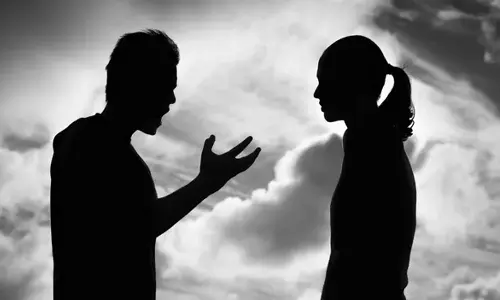 ലാപ്പ്ടോപ്പും മൊബൈൽ ഫോണും സോപ്പുപൊടി ഉപയോഗിച്ച് കഴുകുന്നു,ഭാര്യയ്ക്ക് അമിത വൃത്തി; വിവാഹമോചനം തേടി യുവാവ്